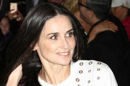 Natürlich gibt es auch internationale Stars, die trotz Trennung den Namen des Ex-Partners tragen: Demetria Gene Guynes (55) ...