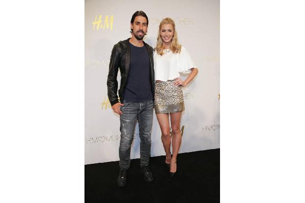 Vier Jahre waren die GNTM-Gewinnerin und der Fußballer ein Paar mitsamt großer Verlobung und funkelndem Ring. Doch ein Jahr ...