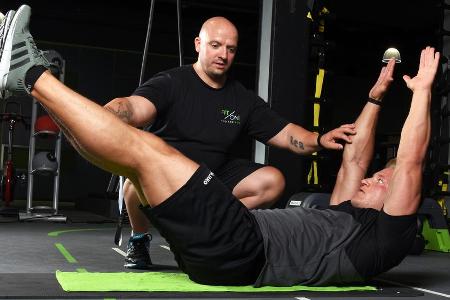 Trainer John Döring unterstützt beim Training