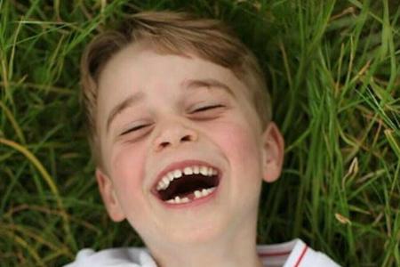 Da muss man gleich mitlachen: Herzogin Kate fotografierte ihren Sprössling Prinz George ganz ungezwungen mit England-Trikot ...