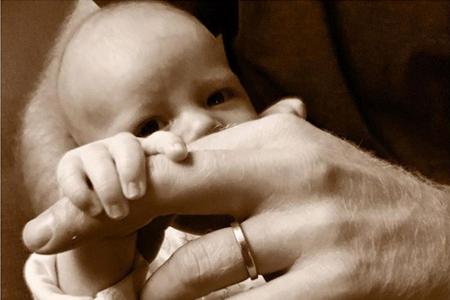 Zum Dahinschmelzen: Herzogin Meghan und Prinz Harry teilen nicht viele Schnappschüsse von Baby Archie auf Instagram. Anlässl...