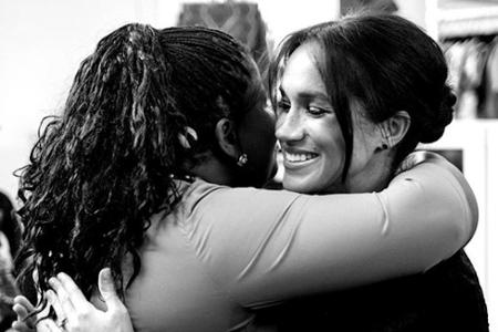 Herzogin Meghan zeigte sich auf Instagram in einer herzlichen Umarmung, um ihre Mode von Smart Works Charity zu promoten. Ih...