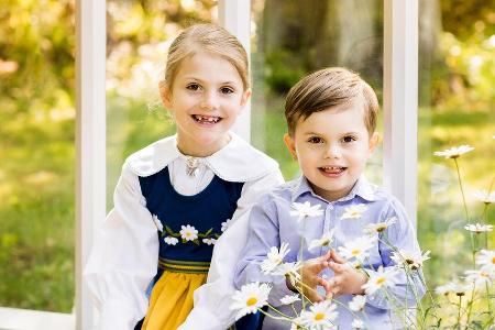 Mit Margeriten und breitem Lächeln grüßen die schwedischen Thronfolger zum Nationalfeiertag