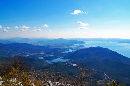 Wer sich sportlich betätigen will, wandert hinauf ins Gebrige. Die Belohnung gibt es oben: eine atemberaubende Aussicht auf ...