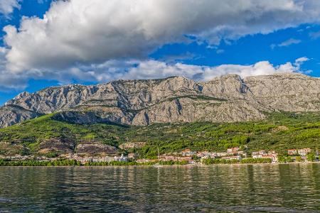 Südlich von Makarska liegt der Ort Tucepi. Kristallklares Wasser lockt viele Badegäste an. Allerdings kommen auch viele Berg...