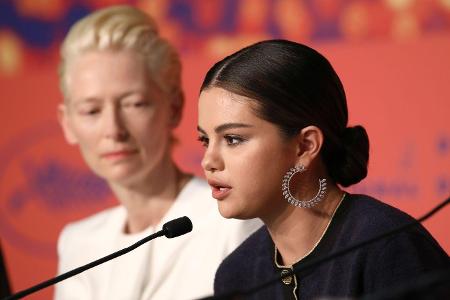 An der Seite von Tilda Swinton kritisierte Selena Gomez (rechts) die Auswirkungen von Social Media.