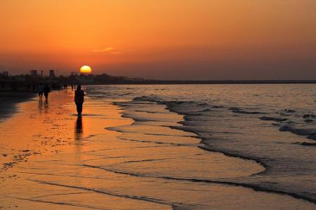 Das Sultanat Oman haben wohl nur echte Reise-Insider auf dem Plan. Die Strände Maskats allein sind schon eine Reise wert. Sc...