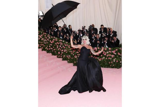 Lange hatten Beobachter überlegt, warum Lady Gaga und Christian Carino trotz Verlobung den großen Schritt noch nicht unterno...