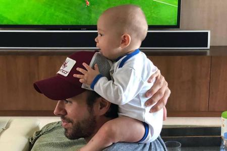 Enrique Iglesias und Anna Kournikova sind im November Eltern von Zwillingen geworden. Hier feuert der Sänger mit einem der b...