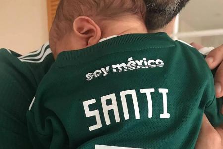 Die frischgebackene Mama Eva Longoria hat mexikanische Wurzeln. Baby Santiago trägt dementsprechend ein Mexiko-Trikot - auch...