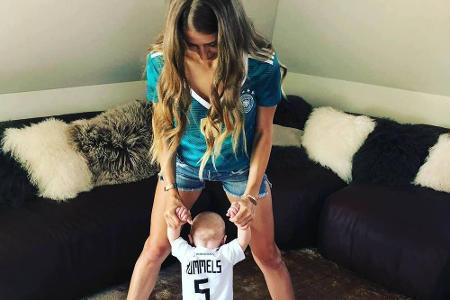 Vom heimischen München aus feuerten Cathy Hummels und Sohn Ludwig Papa Mats an. Leider gab es dieses süße Bild viel zu selte...