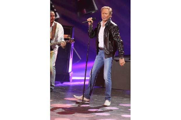 ...Schlagerstar Peter Kraus davon: Im September 2017 brach er sich in der Live-Sendung 'Spiel für dein Land' die Schulter. W...