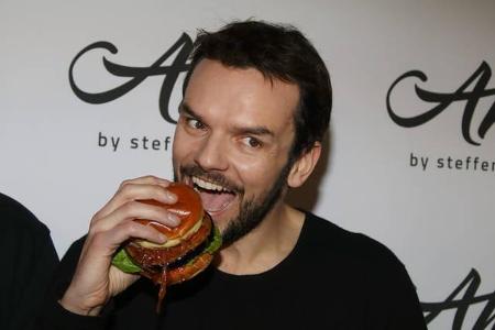 ...Fernsehkoch Steffen Henssler. 2015 trug der Neuenbürger in seiner Show 'Grill den Henssler' High Heels, weil er ausschlie...