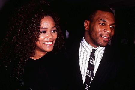 Ex-Boxchampion Mike Tyson und die US-amerikanische Schauspielerin Robin Givens haben 1988 geheiratet, ließen sich aber nach ...