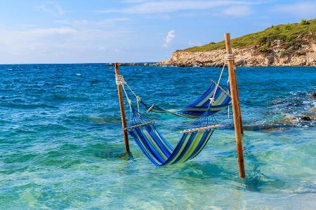 Die griechischen Inseln gehören zu den beliebtesten Urlaubsdestinationen. Die meisten Urlauber kennen nur die großen, wie Kr...