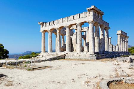 Zwischen dem Hafen Athens und dem Küstenstrich von Epidauros liegt die kleine Insel Ägina. Die größte Sehenswürdigkeit ist d...