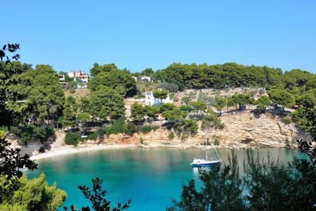 Auf Alonissos befindet sich der Ort Votsi. Das kleine Dorf liegt am Ende einer Bucht, die zu den schönsten Griechenlands zäh...