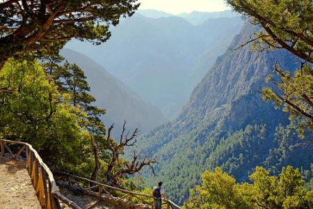 Auch eine der längsten Schluchten Europas befindet sich auf Kreta. Die Samaria-Schlucht hat eine Länge von 17 Kilometern und...