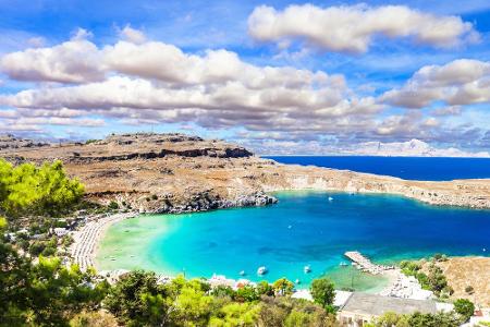 Einer der schönsten Strände auf Rhodos ist der Strand von Lindos. Hier tummeln sich im Sommer Tausende sonnenhungriger Touri...