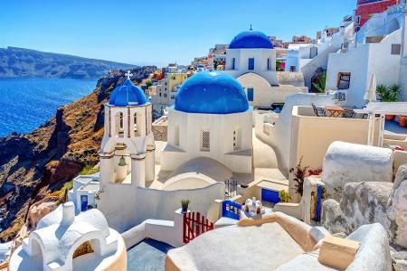 Muss man über Santorin etwas sagen? Es ist die Insel der Reichen und Schönen. Im Sommer tummeln sich hier viele Stars und ge...