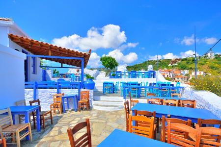 In Griechenland gibt es Tausende traditioneller Tavernen. Einige der schönsten finden Hungrige auf der Insel Skopelos. Gerad...