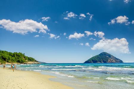 So schön sieht es im Sommer auf den meisten griechischen Inseln aus. Weißblauer Himmel, samtiger Sandstrand und kristallklar...