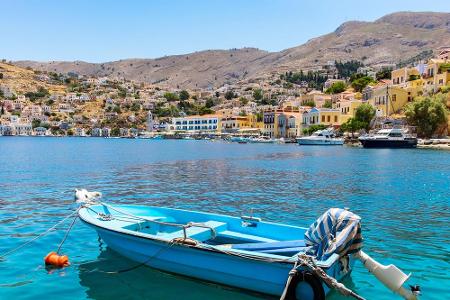 Ebenfalls eine griechische Insel ist Symi. Sie liegt nördlich von Rhodos und ist von zwei Seiten vom türkischen Festland umg...