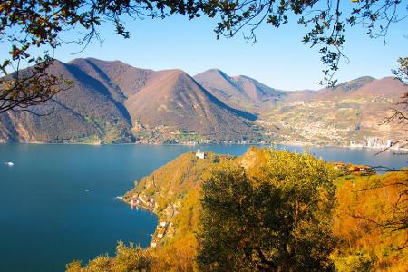 Monte Isola liegt mitten in den Alpen bei Brescia. Die kleine Insel im Iseosee hat einen Umfang von rund neun Kilometern und...