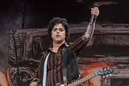...1995 sprach Billie Joe Armstrong offen über seine Sexualität. Der Sänger der Band Green Day ist der Meinung, dass wir all...