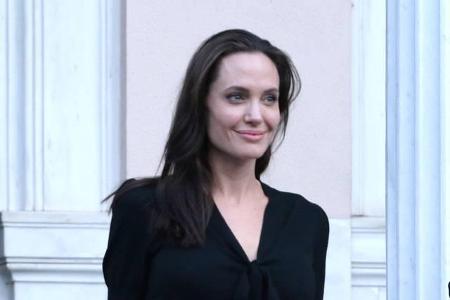 ...Angelina Jolie vor Brad Pitt auch gerne mal Frauen in ihrem Bett hatte, dürfte bekannt sein. Vielleicht kommt nach ihrer ...