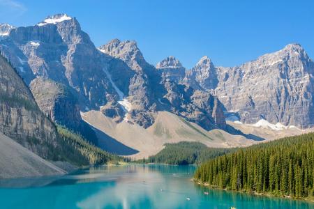 Eines der meistfotografierten Motive in Kanada ist der Morraine Lake im Banff Nationalpark in Alberta. Selbst auf die Rückse...