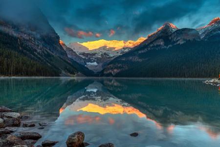 Was ist hier oben und unten? Schwer zu sagen... Der Sonnenaufgang über dem Victoria-Gletscher am Lake Louise ist nur eins vo...