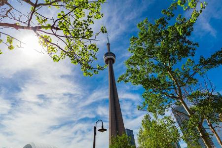 Wer eher ein Stadtmensch ist, sollte den CN Tower in Toronto erklimmen. Keine Angst: 447 Meter kann man in weniger als einer...