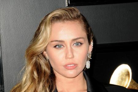 Miley Cyrus' Stalker wollte die Sängerin körperlich verletzen. Bei seinem Einbruchsversuch in die Villa hatte er gefährlich ...