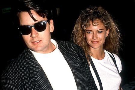 Kelly Preston ist seit 1991 mit John Travolta verheiratet. Ende der 80er war sie mit Schauspieler Charlie Sheen verlobt. Doc...