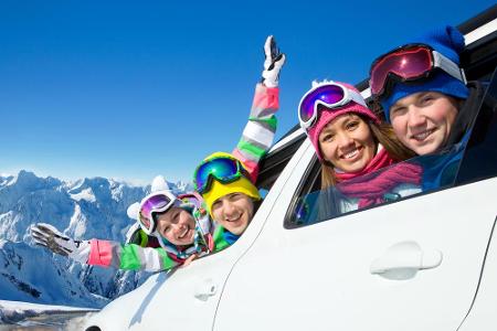 Skifahren gehört für viele im Winter einfach dazu. Doch für die Fahrt ins Skigebiet gilt es einiges zu beachten.