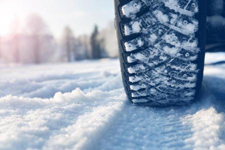 Wer aufgrund des bislang eher milden Winters noch immer mit Sommerreifen unterwegs ist, handelt fahrlässig und sollte spätes...