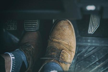 Mit klobigen Ski- und Snowboardschuhen im Auto zu sitzen, ist zumindest für den Fahrer eine sehr schlechte Idee. Dadurch feh...