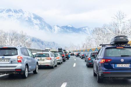 Überlegen Sie sich genau, wann und zu welcher Uhrzeit Sie in den Urlaub fahren wollen. Freitags und samstags ist auf den Str...