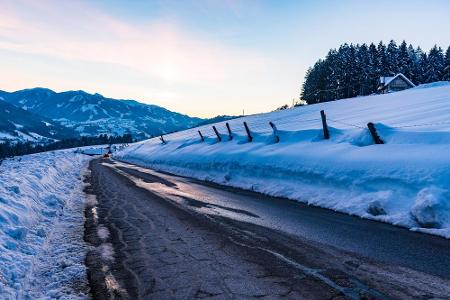 Setzt die Schneeschmelze ein, werden die Straßen wieder sicherer - von wegen. Das Wasser mag vielleicht die Straße entlangla...