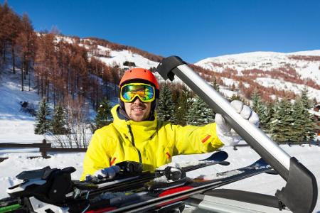 Packen will gelernt sein. Verstauen Sie die Ski auf dem Dach, ist im Auto mehr Platz. Ob Gepäckträger oder Dachbox ist Gesch...