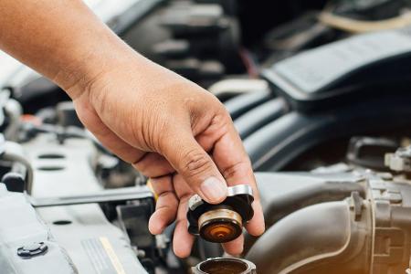 Wichtig ist auch ein gründlicher Check des Autos. Prüfen Sie das Kühlwasser und geben Sie Frostschutzmittel hinzu. Zudem sol...