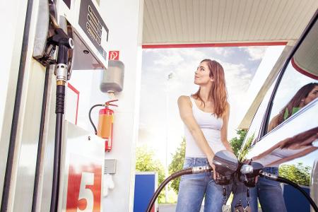 Das Tanken von Kraftstoff gehört zum Autofahren heutzutage noch immer dazu - außer man fährt ein E-Auto. Einige Tipps und Tr...