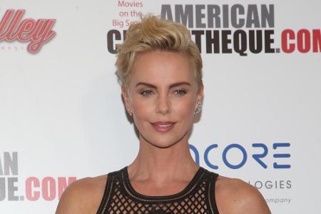 Charlize Theron kann neben dem Englischen auch mit Afrikaans punkten. Die Schauspielerin stammt aus Südafrika und spricht mi...