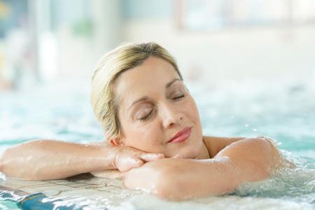 In zahlreichen Therme- und Wellnesseinrichtungen können Urlauber die Seele baumeln lassen. In der Nordseetherme Bensersiel w...