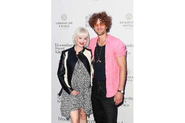 …wieder einen ganz besonderen Spagat hinlegen: den zwischen Beruf und Familie. Gemeinsam mit ihrem Mann Max Rogers erzieht s...