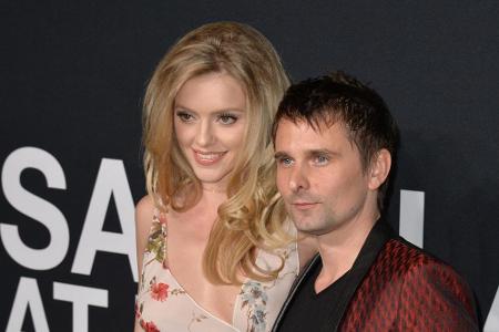 Matt Bellamy, Frontmann der Band Muse, kann nicht nur rockig, sondern auch ganz liebevoll: Der Sänger und Model Elle Evans p...