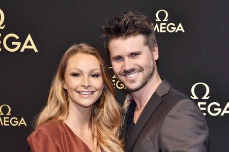 Moderator Thore Schölermann und Schauspielerin Jana Julie Kilka gaben sich in Tirol das Jawort. Sie stylten sich in Tracht u...