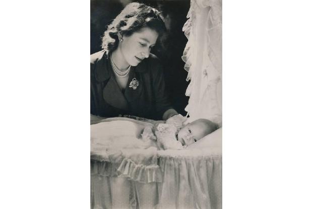 Es ist Sonntag, der 14. November 1948, als Her Royal Highness Charles Philip Arthur George, Prince of Wales, im Buckingham P...