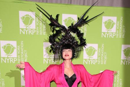 Sängerin Cyndi Lauper (66) trug ein rosa-lila Kleid mit extrem weiten Kimono-Ärmeln. Ein massiver, schwarzer Kopfschmuck sor...